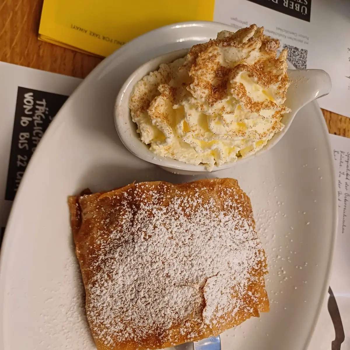 Hausgemachter Apfelstrudel Mit Vanillesauce