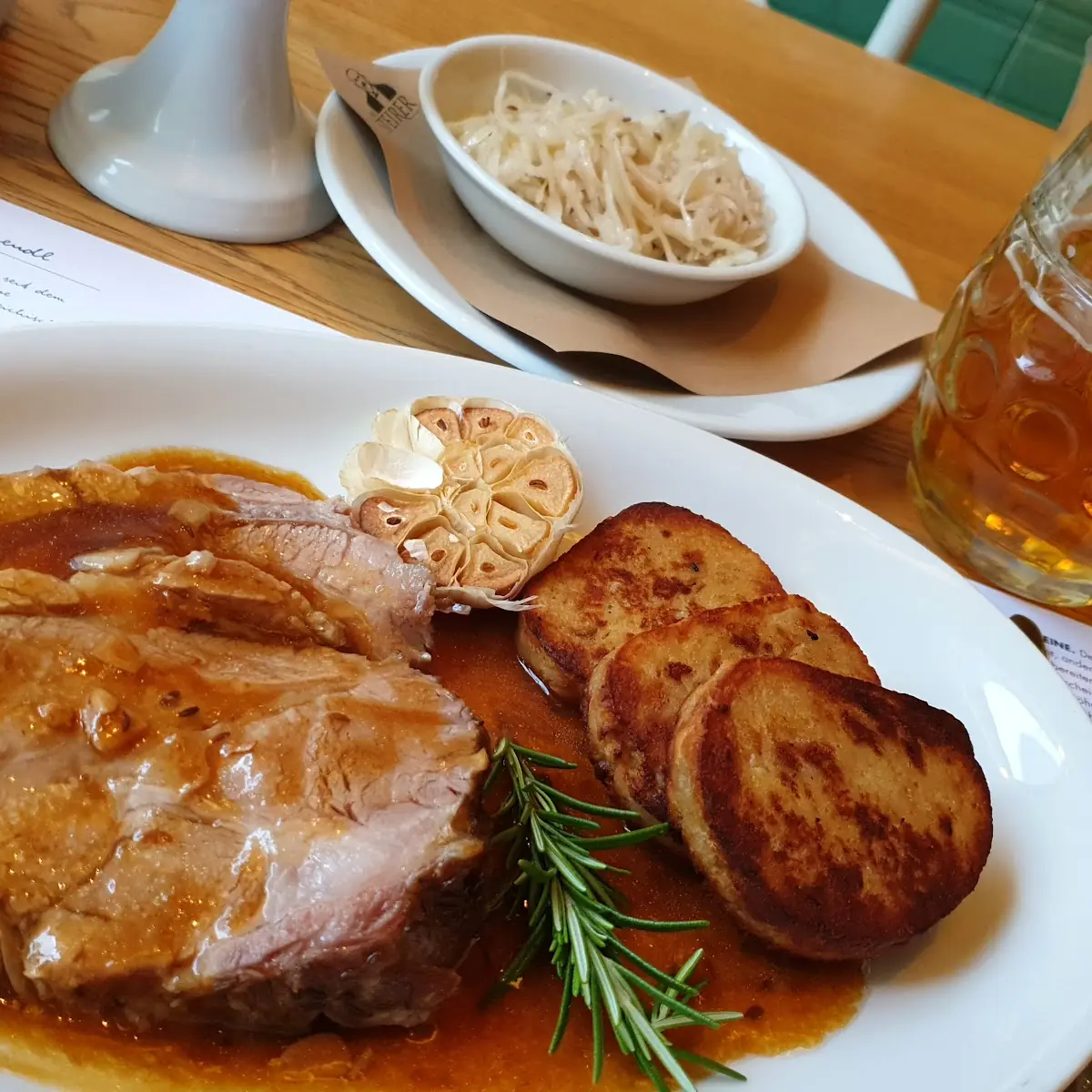 Schweinebraten Mit Knödelscheiben
