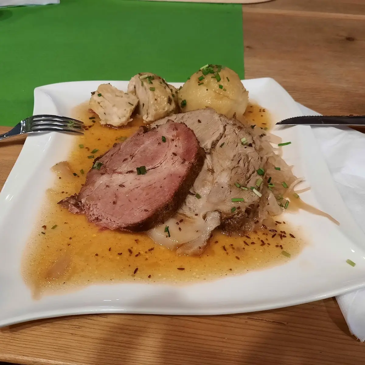 Schweinebraten Mit Surbraten Knödel Und Sauerkraut