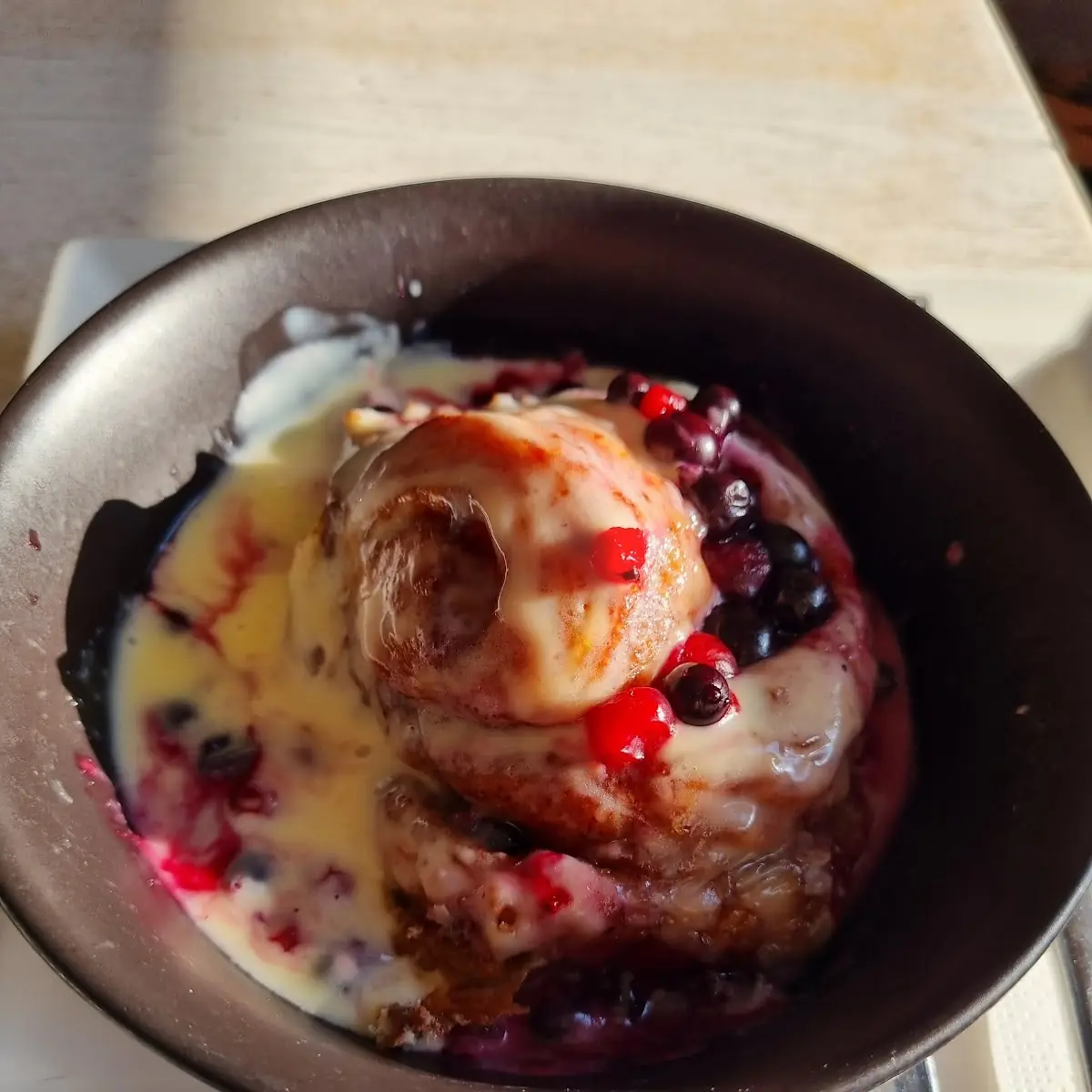 Zimtschnecke Mit Vanillesauce Und Beerenfrüchte