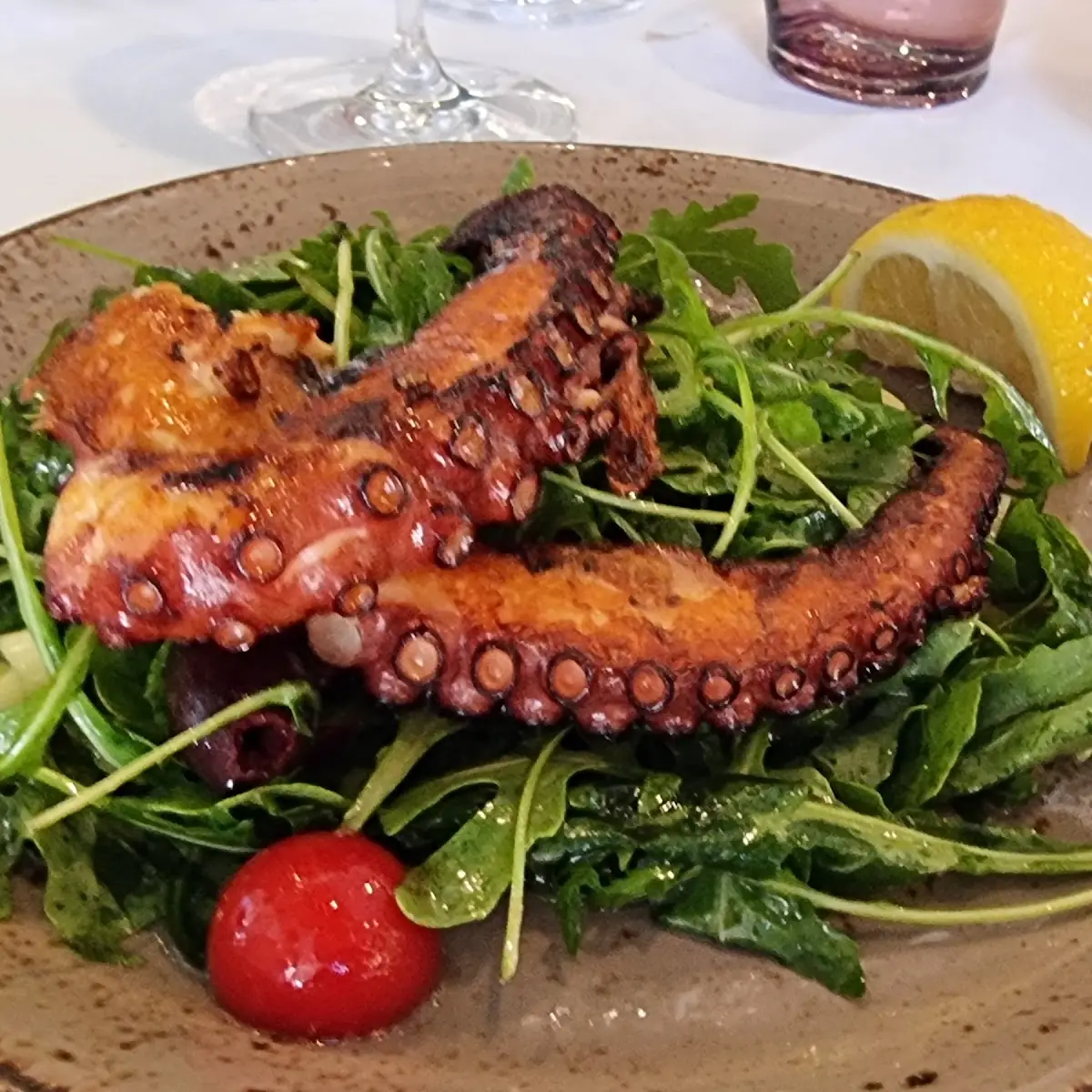 Oktopus Artischoken-tomaten Salat