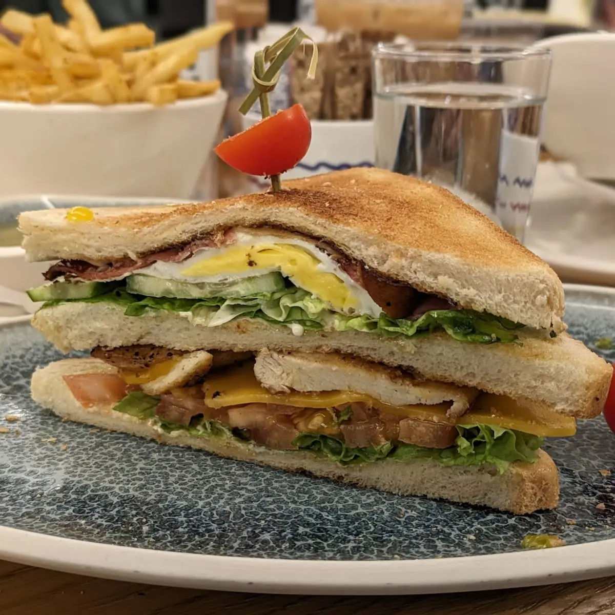 Clubsandwich Mit Pommes