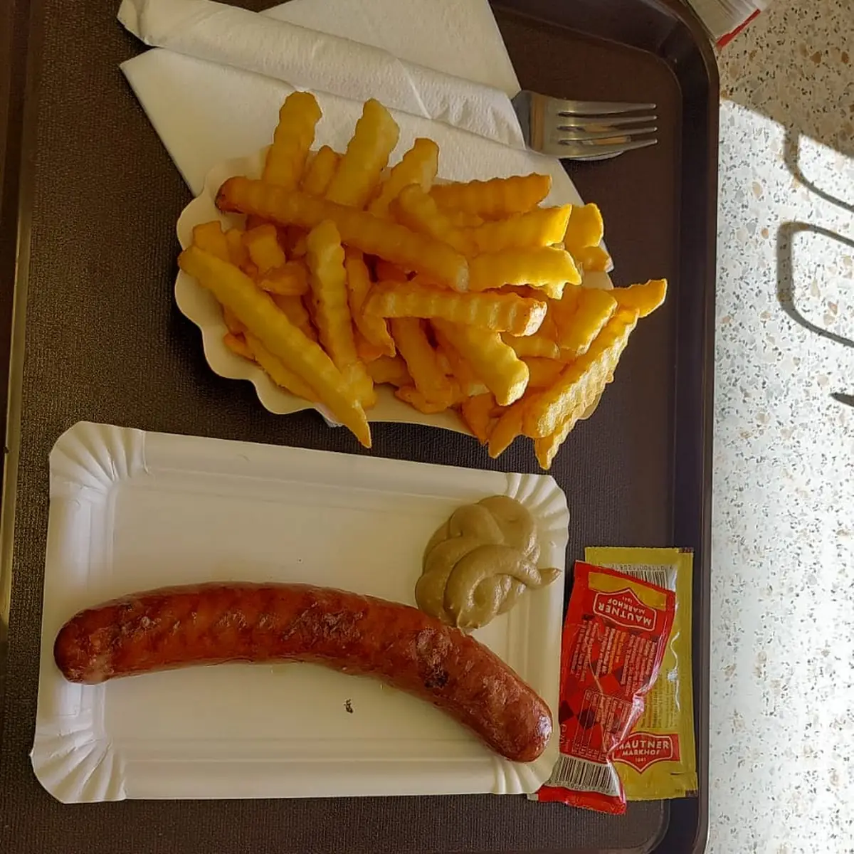 Käsekrainer Mit Pommes