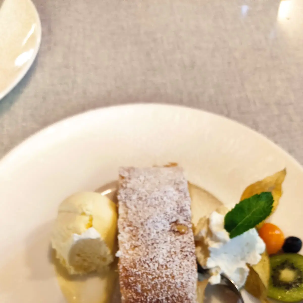 Apfelstrudel Mit Eiskugel