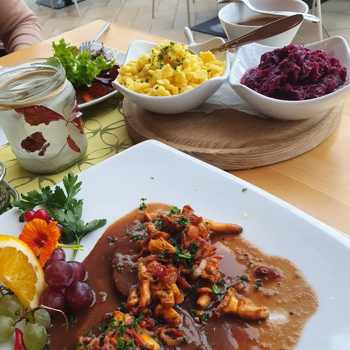 Hirschschulter Mit Rotkraut Spätzle