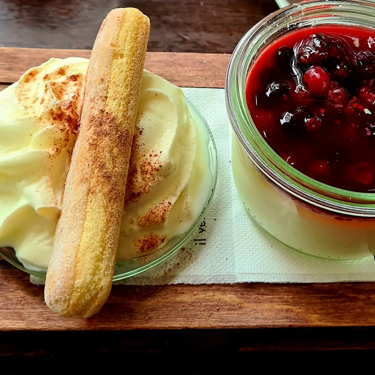 Panna Cotta Auf Waldbeer-ragout