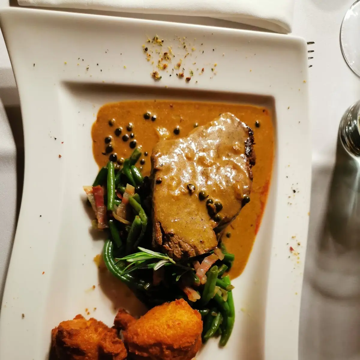 Steak Mit Pfeffersauce Und Kroketten