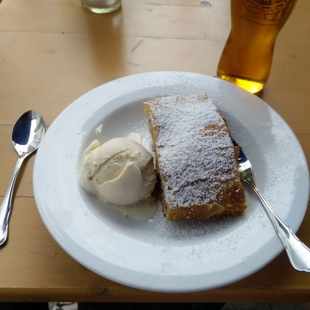 Apfelstrudel Mit Eis