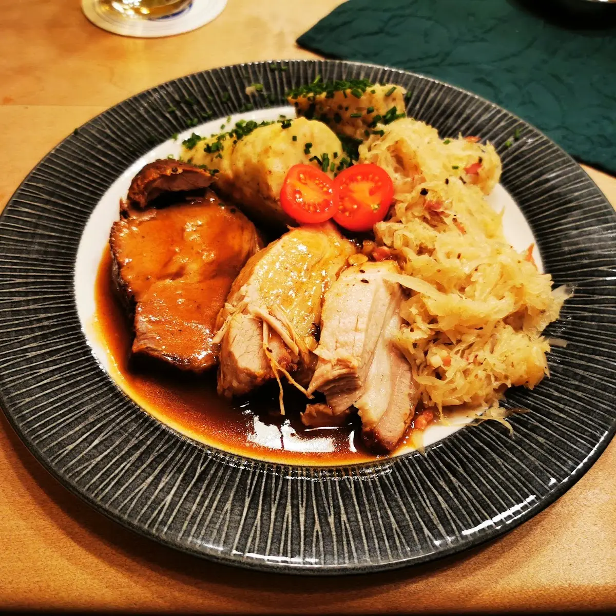 Schweinebraten Mit Serviettenknödel Und Sauerkraut