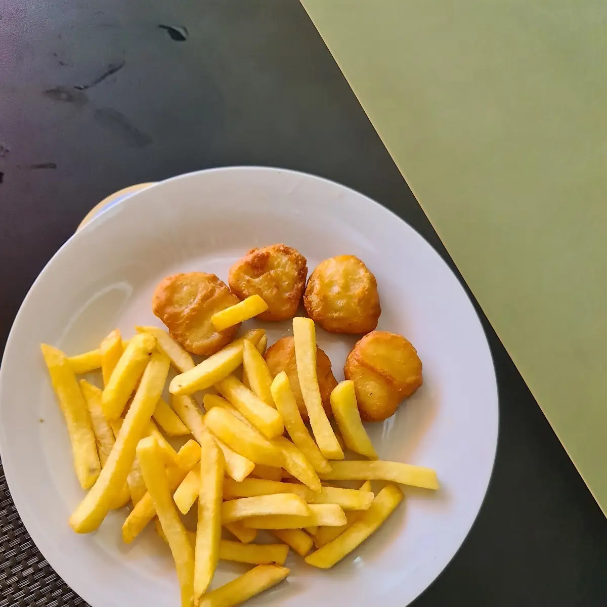 Chicken Nuggets mit Pommes