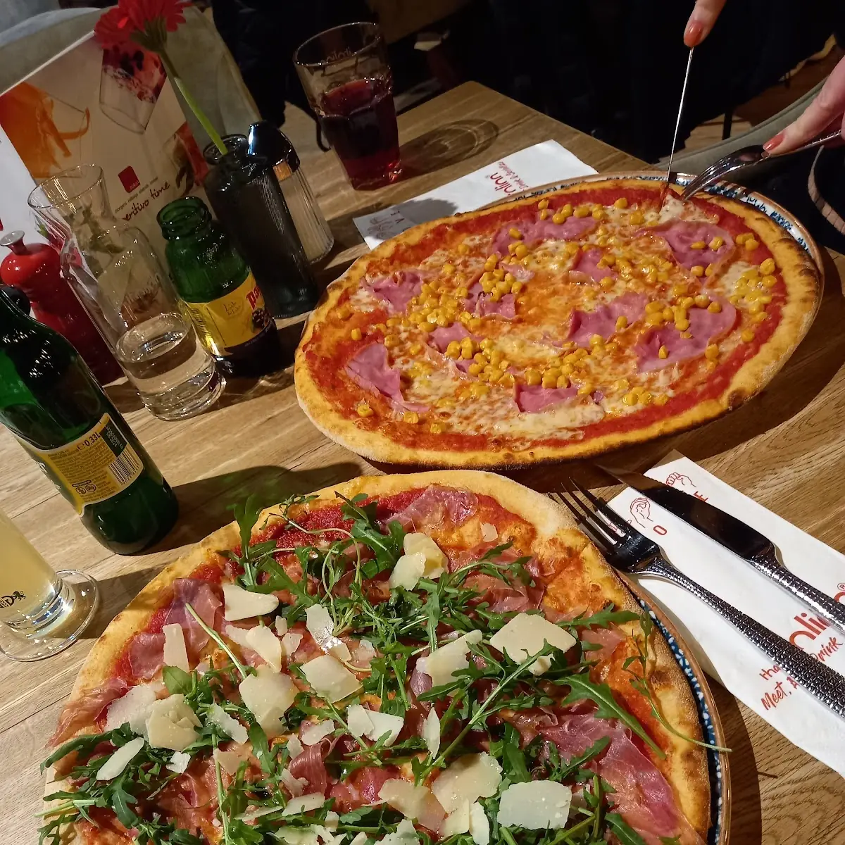 Pizza Prosciutto E Rucola Und Pizza Cardinale Im Hintergrund