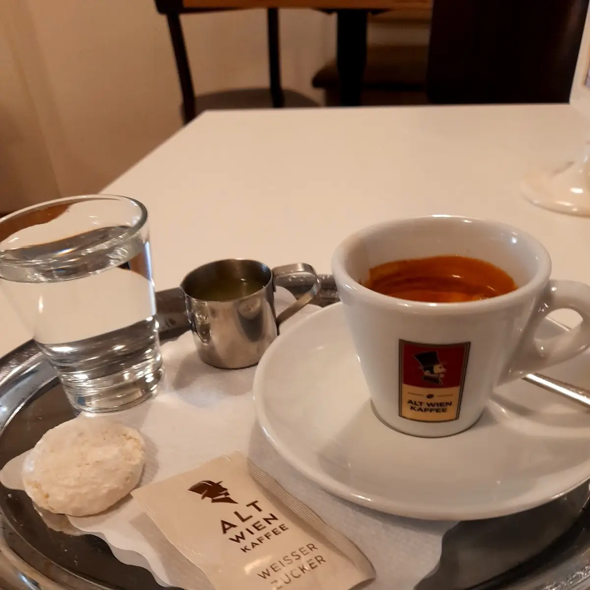 Alt Wien Kaffee Espresso Mit Zitrone & Glas Wasser
