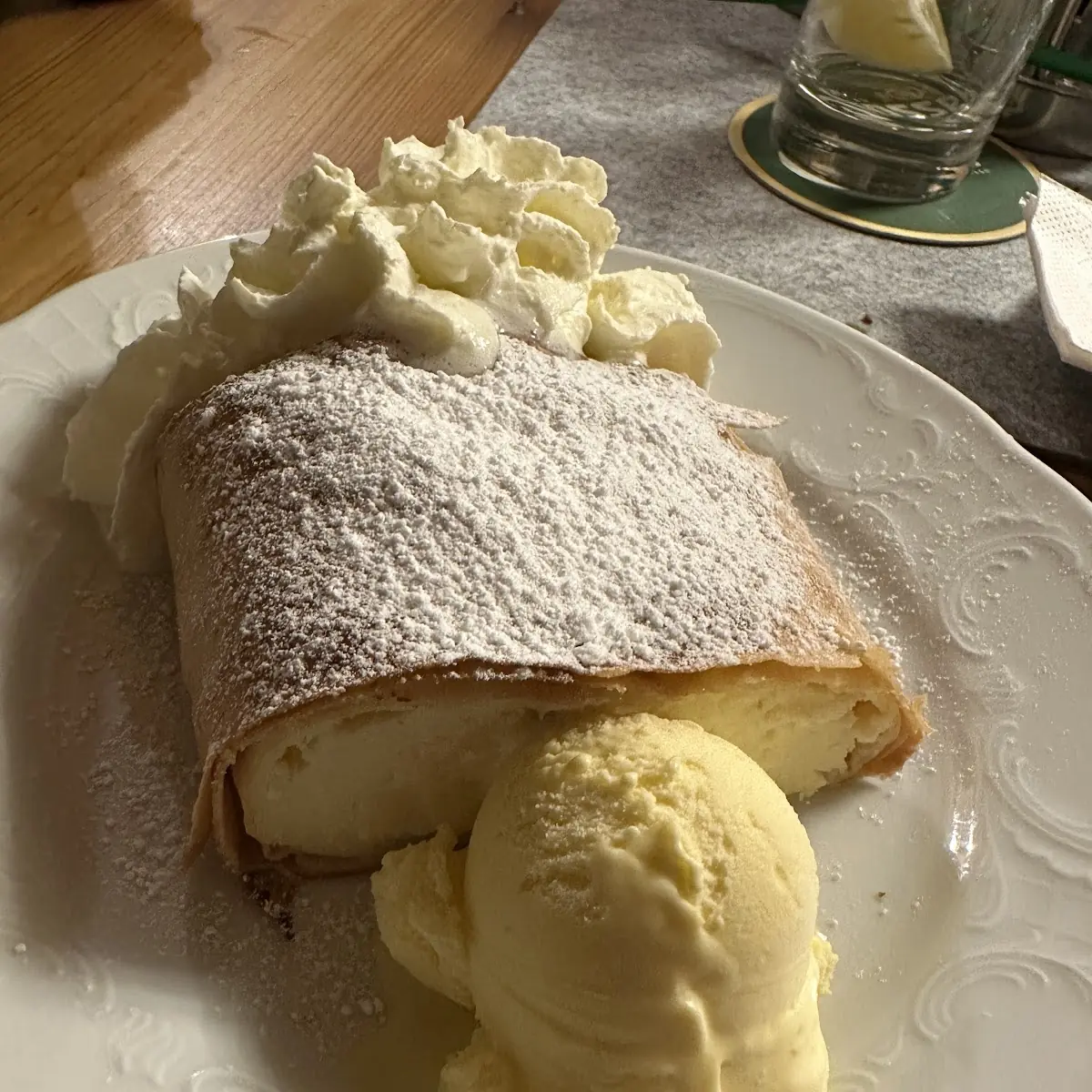 Apfelstrudel Mit Vanilleeis Und Sahne