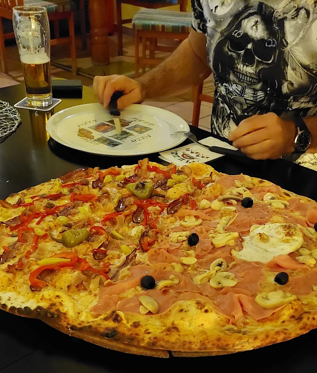 Diavola Und Capricciosa Pizza