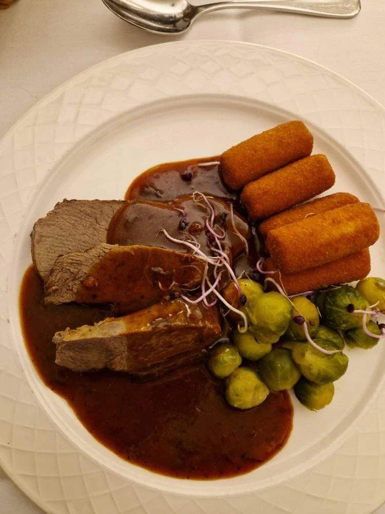Rinderbraten Rosenkohl Kroketten Mit Soße