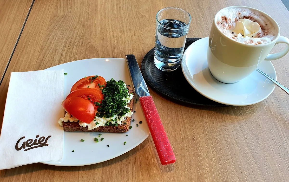 Vollkornbrot Mit Butter Paradeiser Und Schnittlauch Dazu Heiße Schokolade Mit Schlagobers