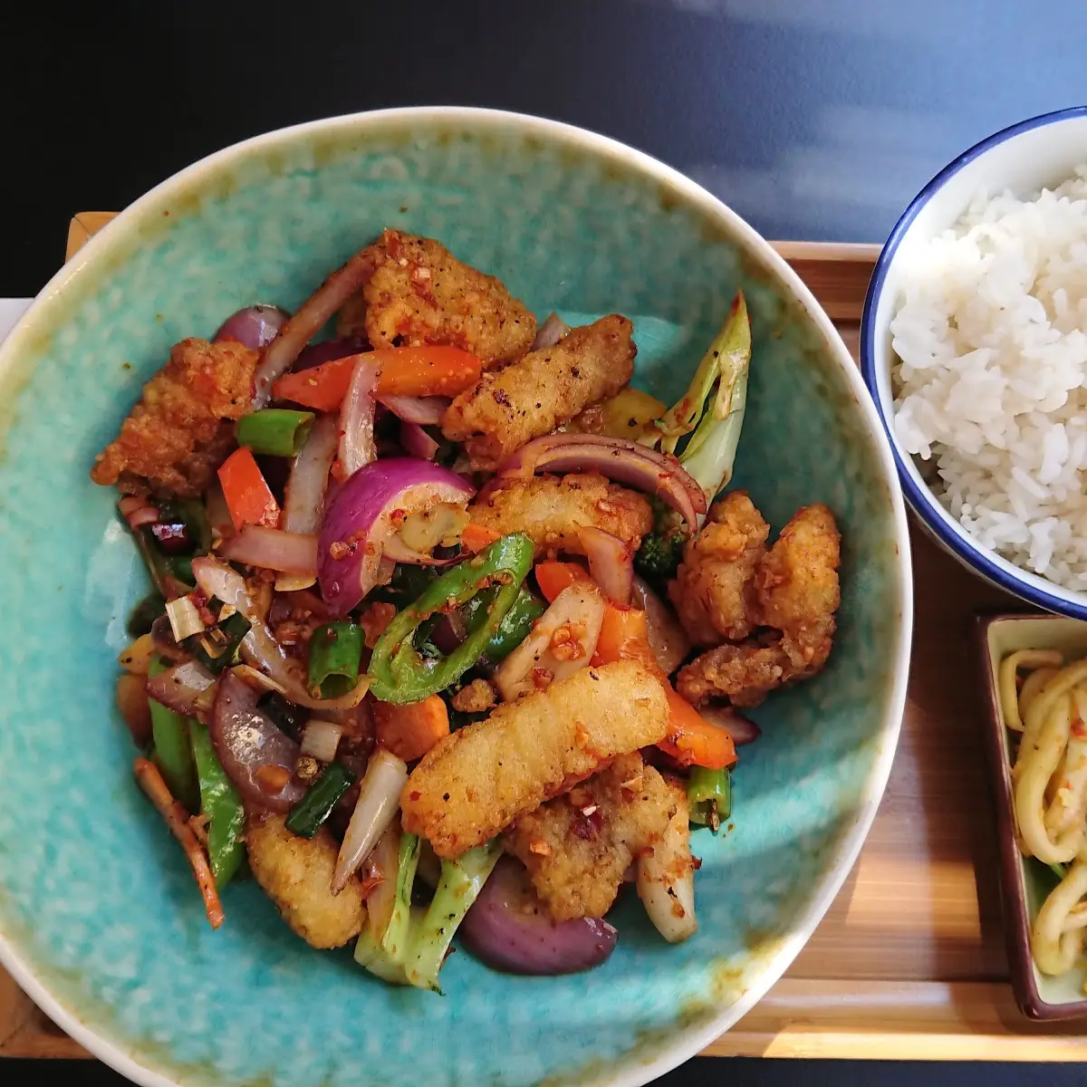 Fisch In Tempurateig Mit Wokgemüse Und Reis