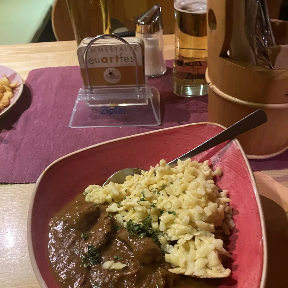 Käsespätzle Mit Rinds Gulasch