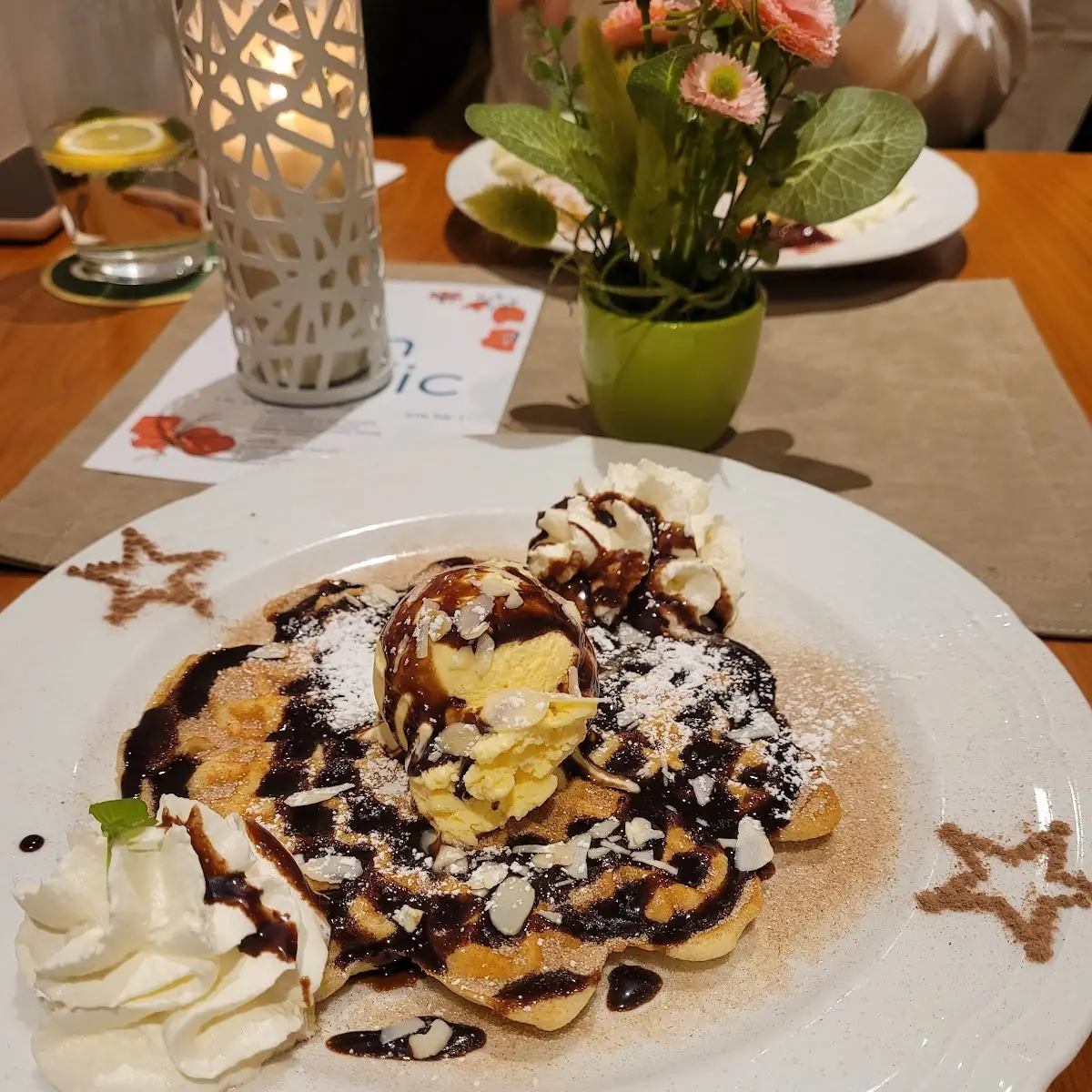 Frisch Gebackene Warme Waffel Mit Vanilleeis Schokosauce Und Schlagobers