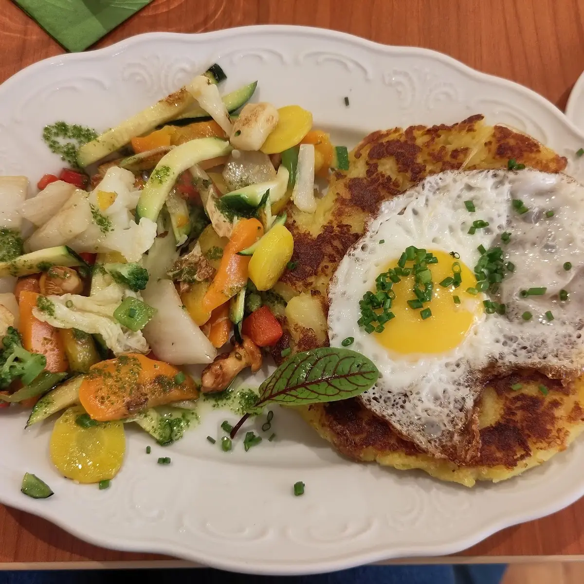 Rösti Mit Gemüse Und Bio Spiegelei