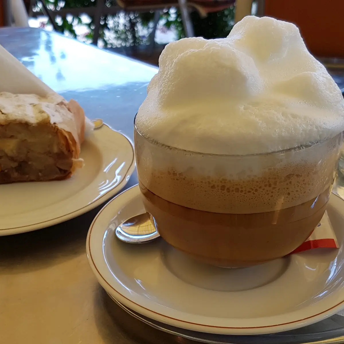 Grande Cappuccino Und Apfelstrudel