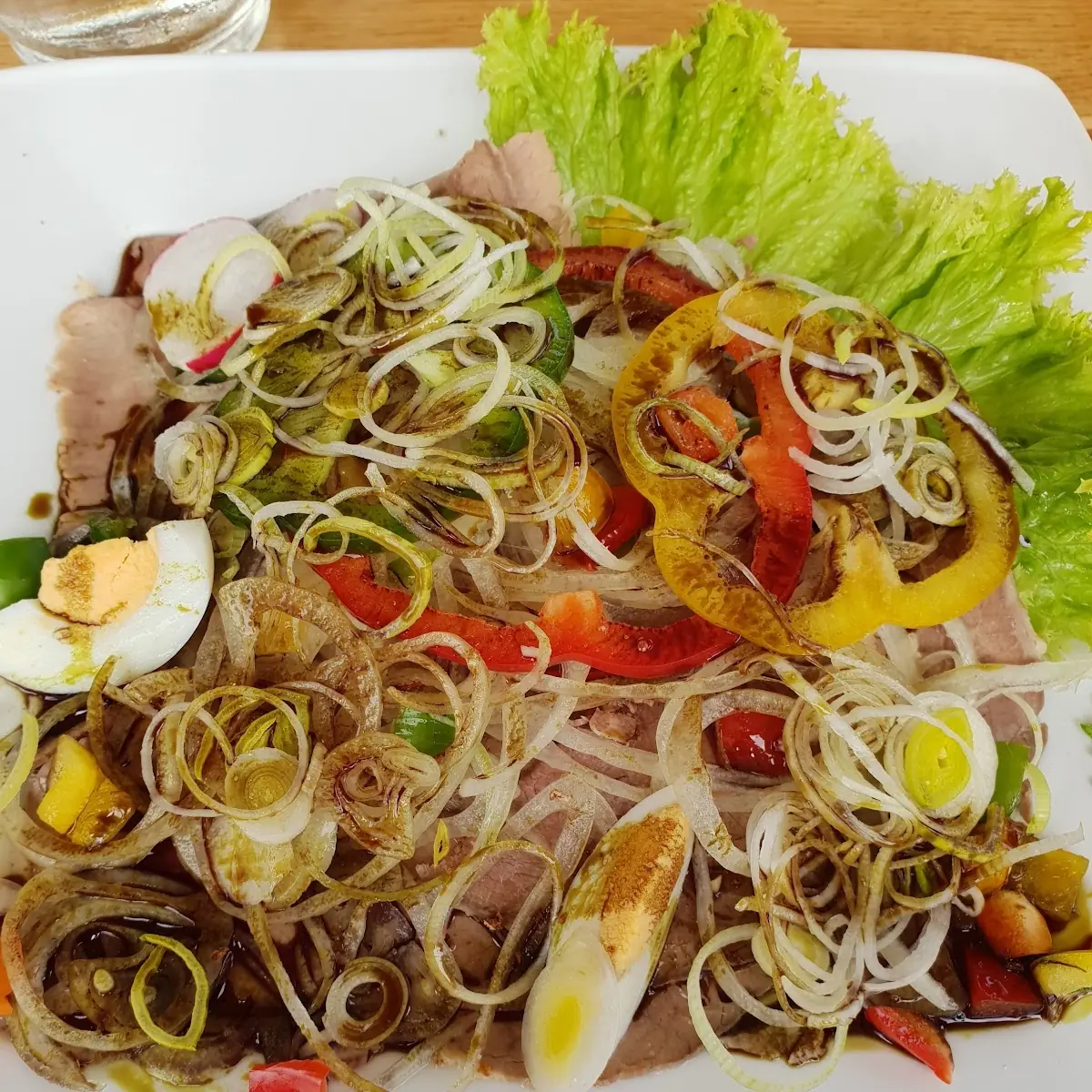 Saures Rindfleisch Mit Zwiebeln