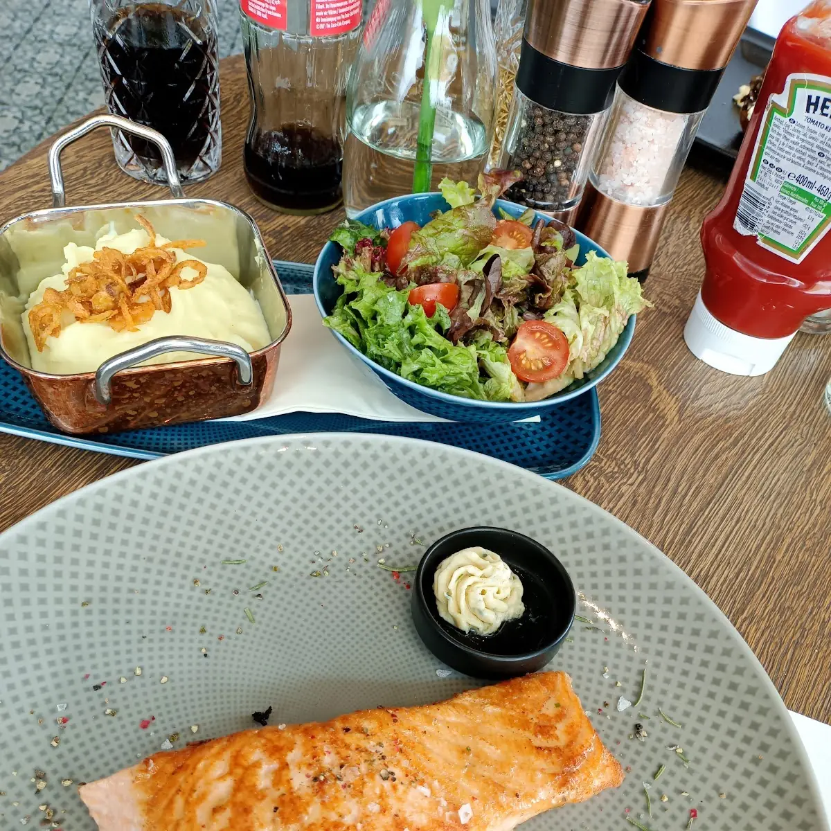 Gegrillter Lachs Mit Trüffelpürre Mit Gemüse
