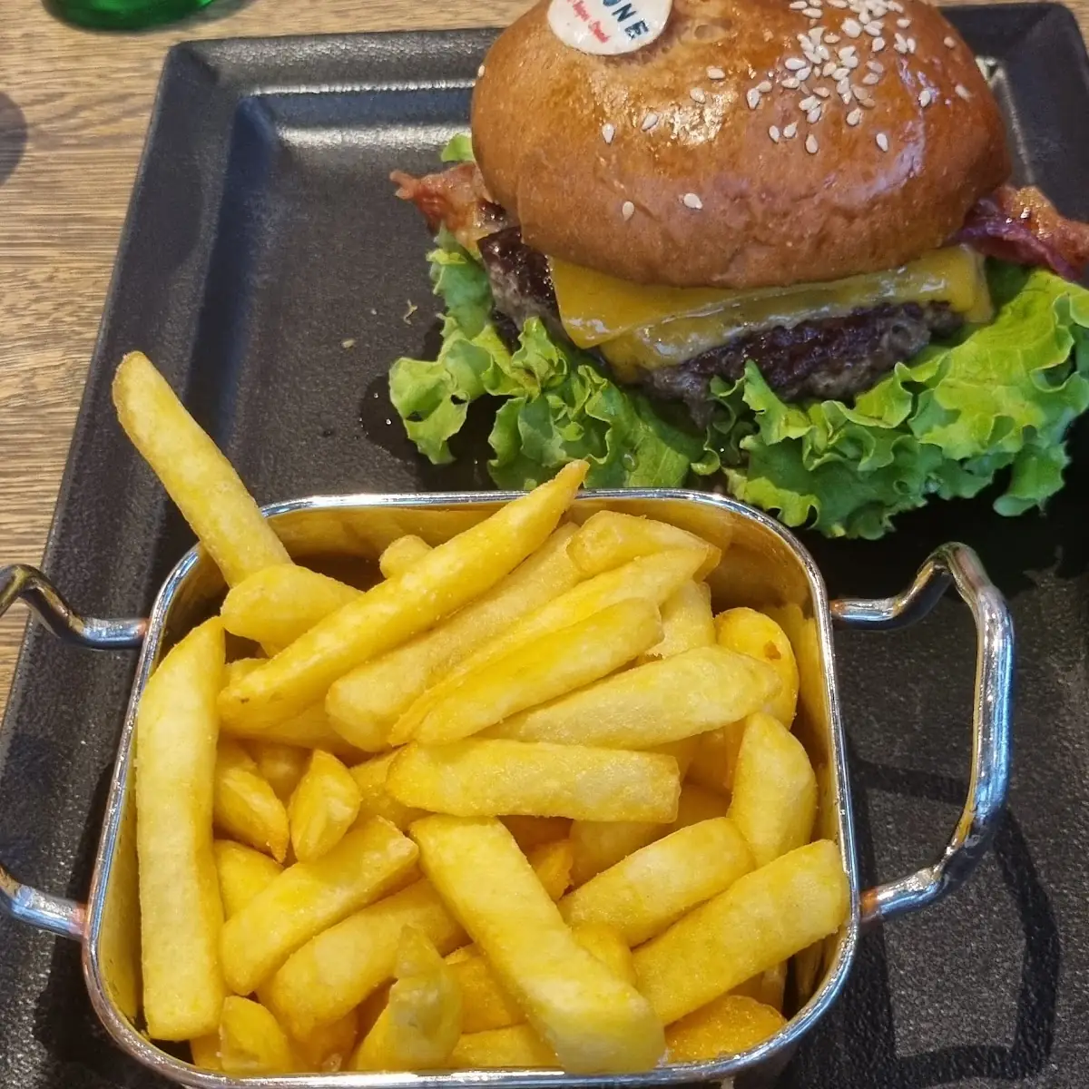 Hamburger Mit Süßkartoffelpommes, T-Bone Bar Burger Steakhouse Parndorf