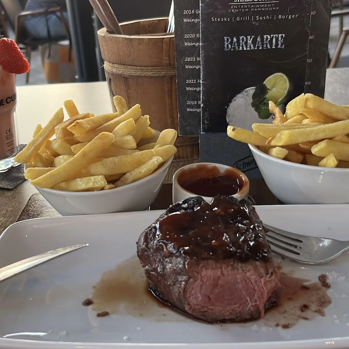 Rinderfiletsteak Mit Pommes Und Cocktail, T-Bone Bar Burger Steakhouse Parndorf