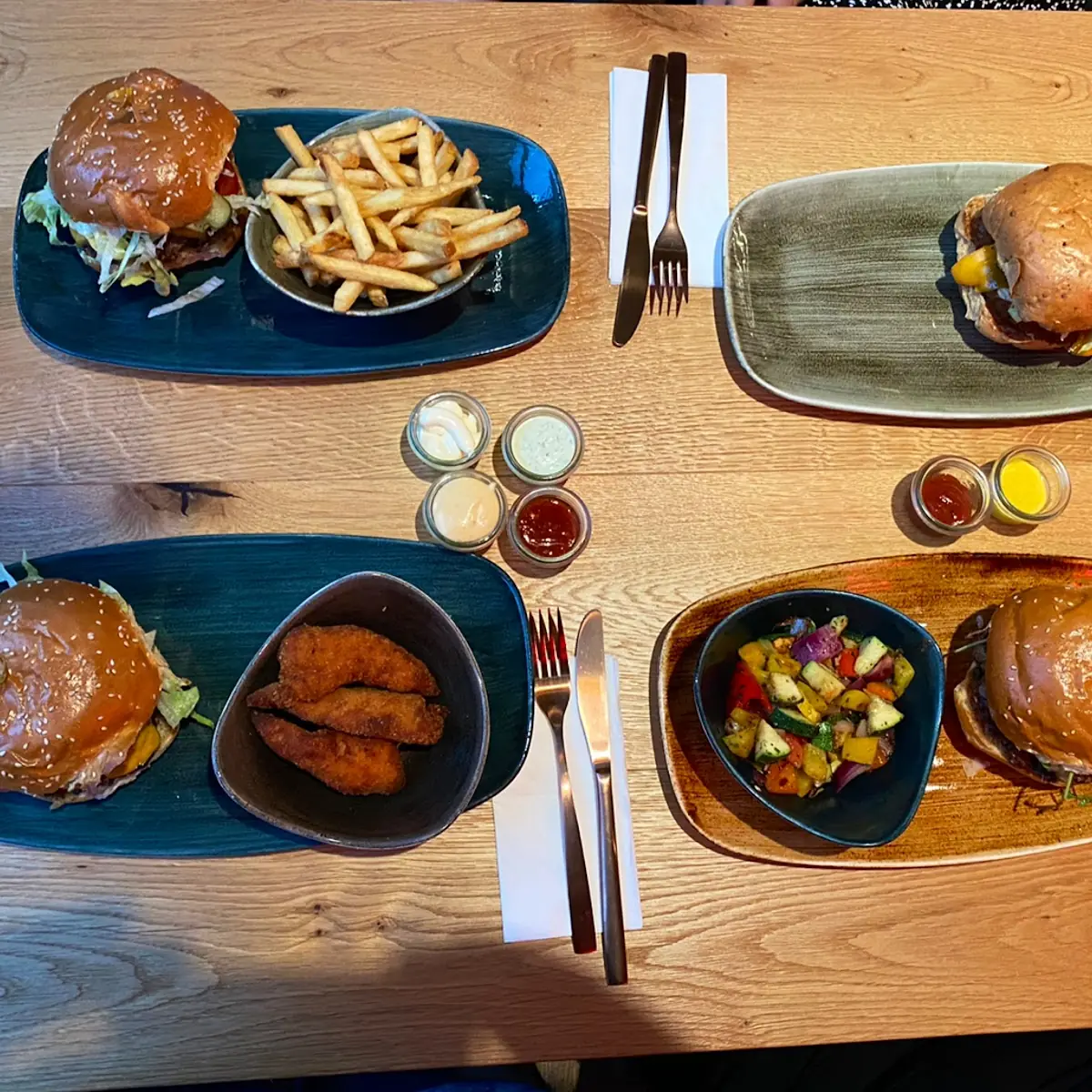 Burger Mit Pommes Und Gemüse, Le Burger Klagenfurt