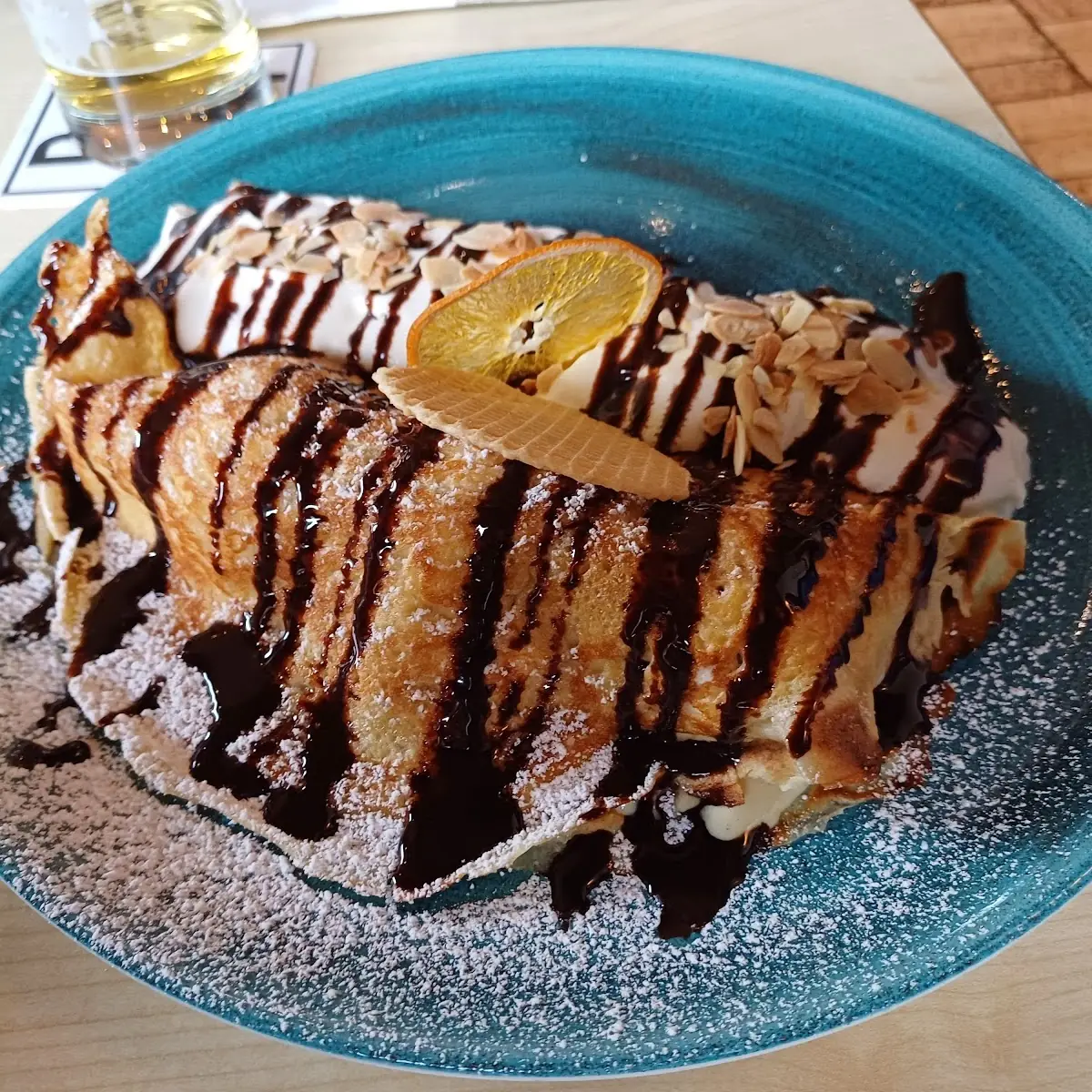 Hausgemachter Palatschinken Mit Vanilleeis Schokoladensauce Und Sahne