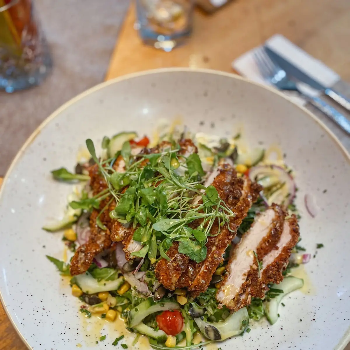 Hühnchen Paniert Auf Salat