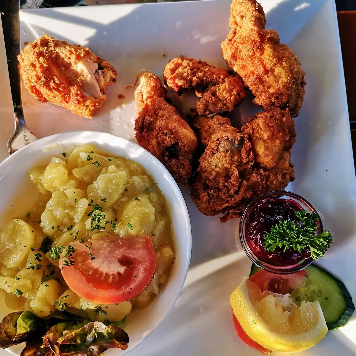Steirisches Backhendl Mit Garniertem Kartoffelsalat