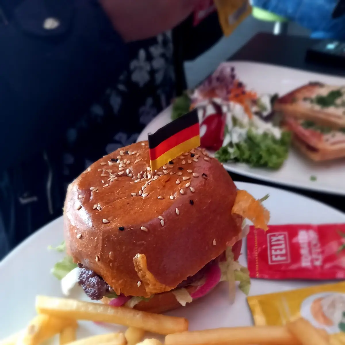 B1 Burger Mit Pommes Frites