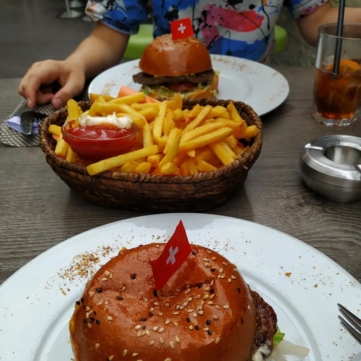 Cheeseburger Mit Pommes