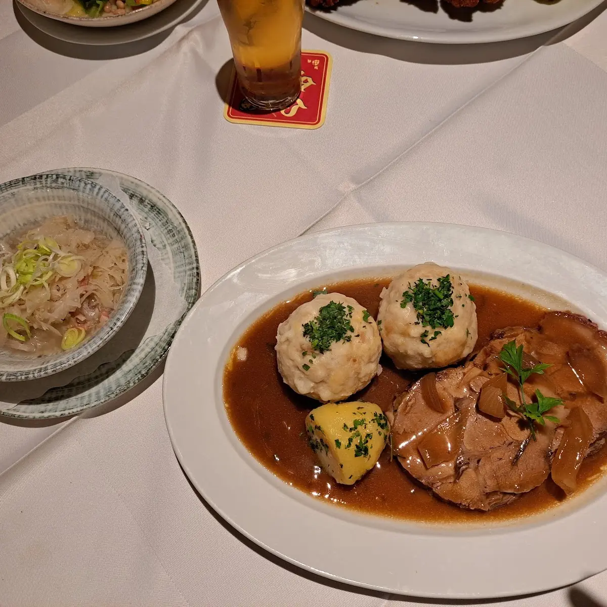 Schweinebraten Mit Semmelknödel Kartoffeln Und Warmen Krautsalat
