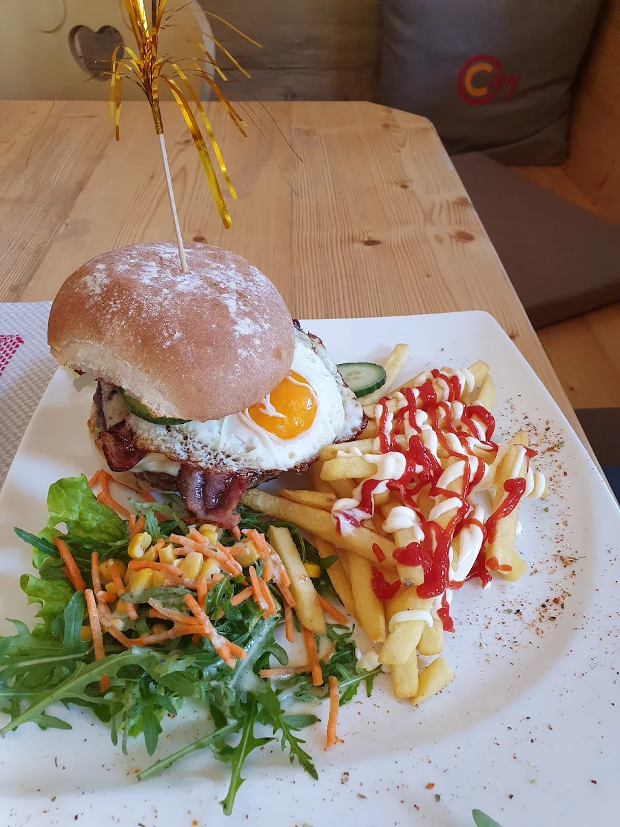 Burger Pommes Und Salat