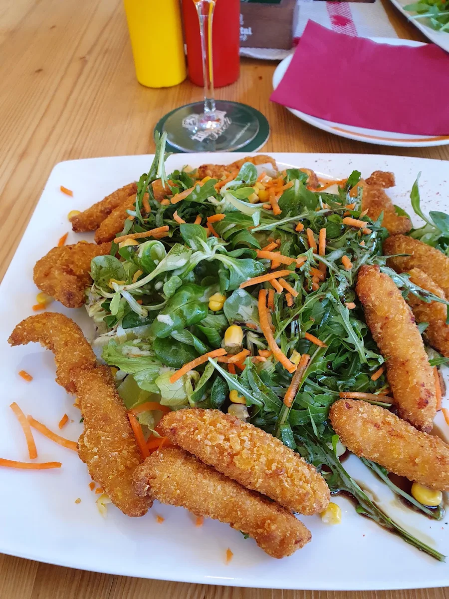 Hänchen Sticks Auf Gemischten Salat