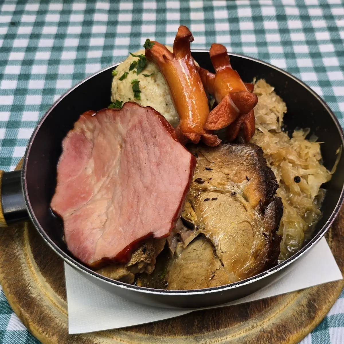 Kümmelbraten Mit Semmelknödel Und Kraut
