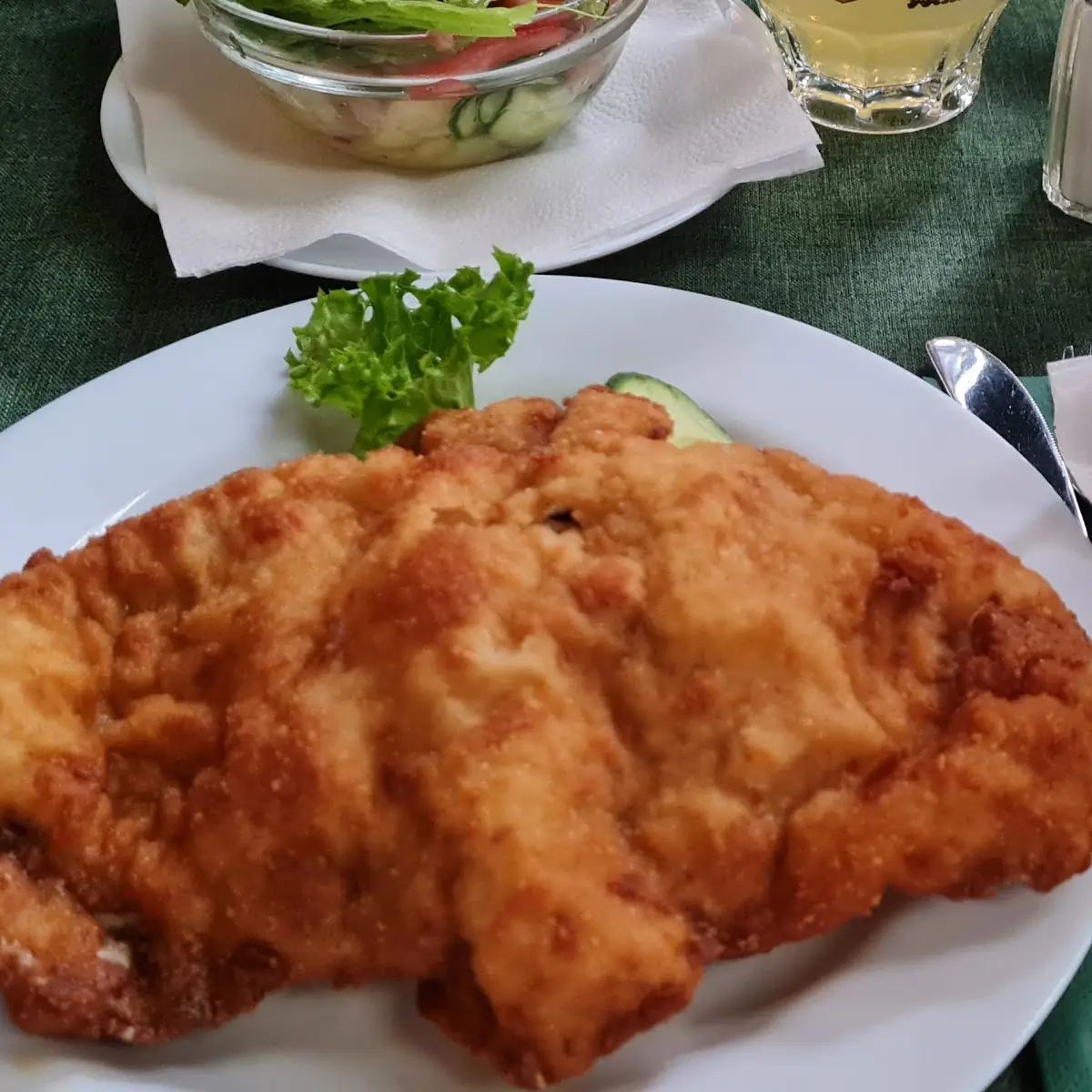 Putenschnitzel Mit Gemischten Salat Und Pommes Surcordon Mit Erdäpfelsalat