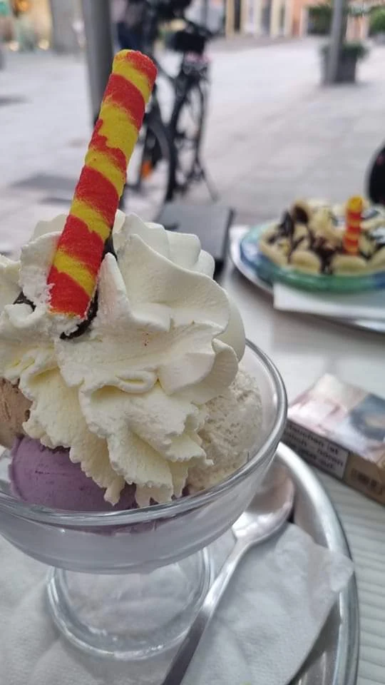 Gemischter Eisbecher Bananen Split