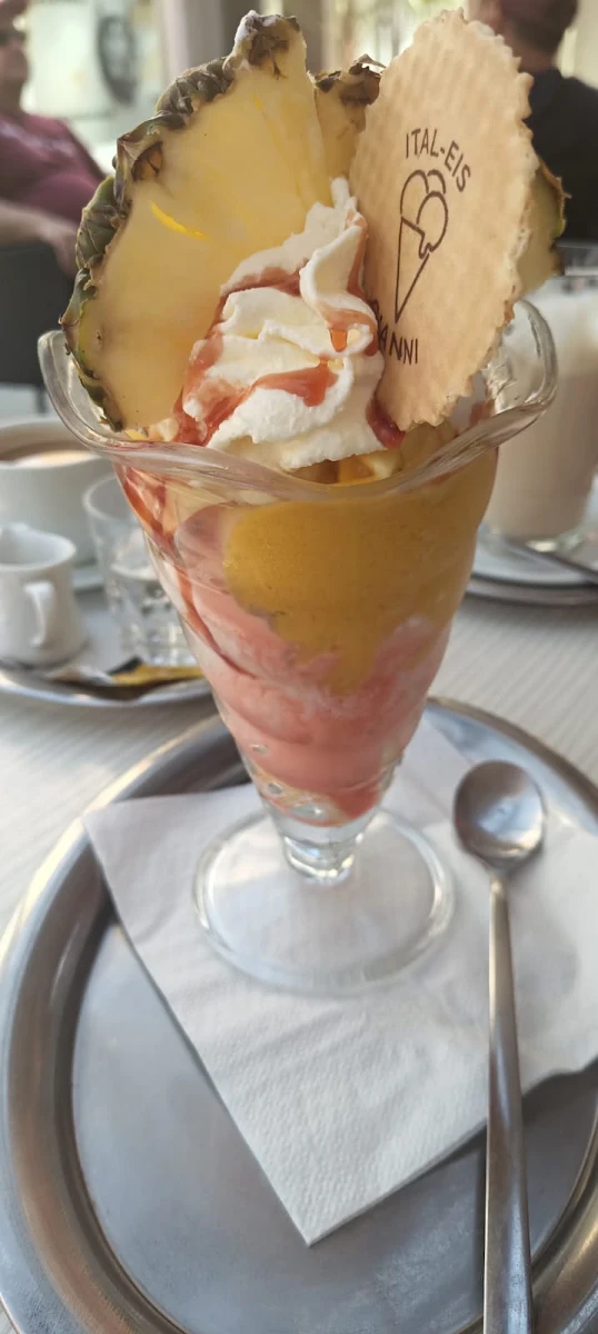 Pinakolada Eisbecher