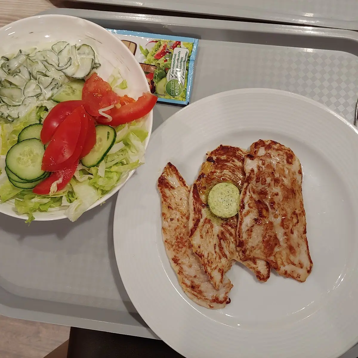 Gegrillte Hähnchenbrust Mit Kräuterbutter Und Gemischtem Salat