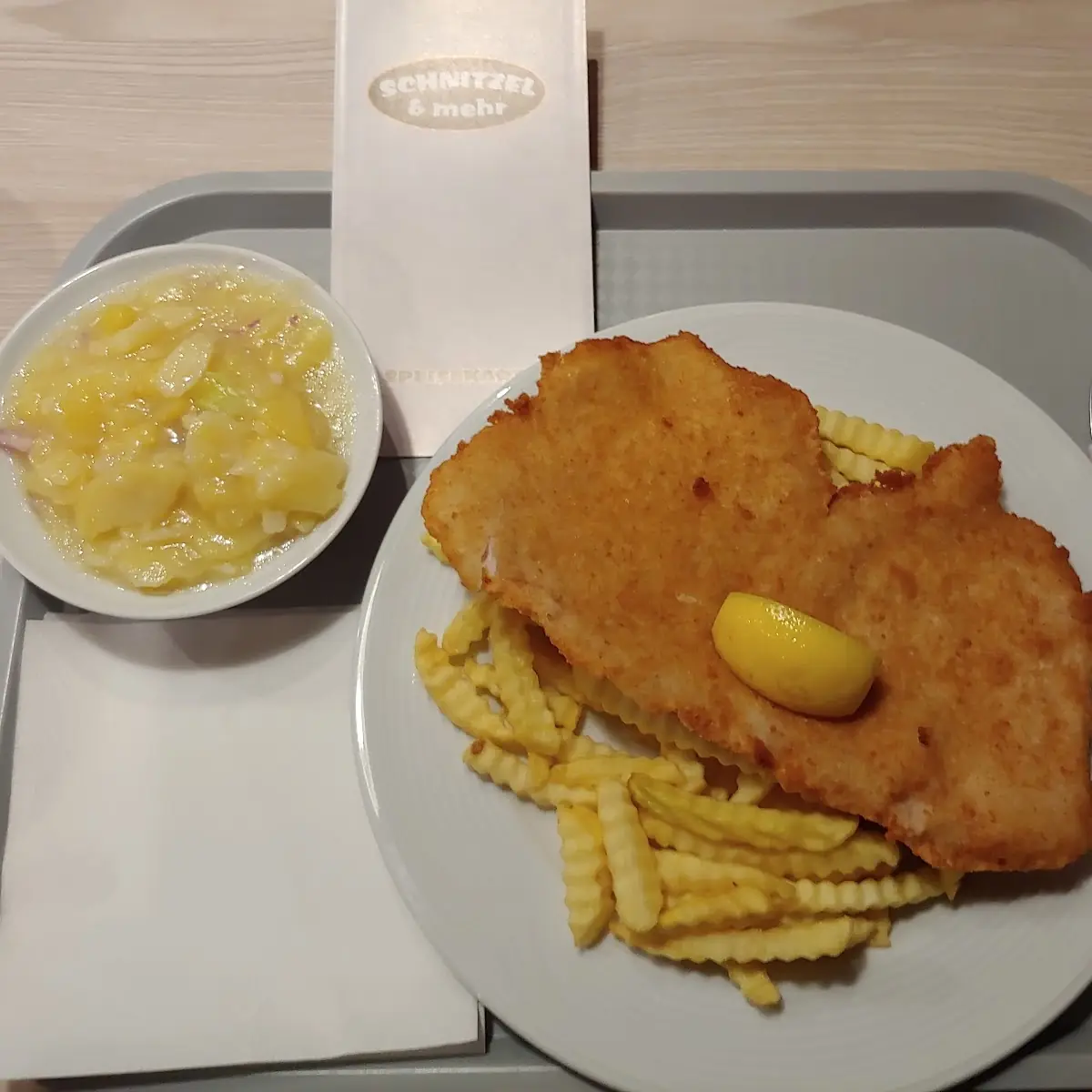 Wienerschnitzel Mit Pommes Und Kartoffelsalat