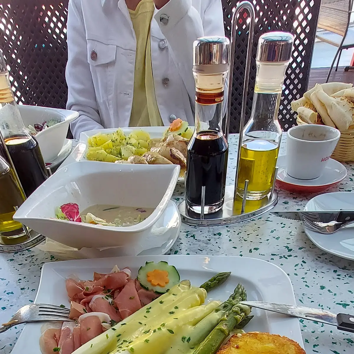 Spargel Mit Prosciutto Crudo Sauce Hollandaise Und Rösti