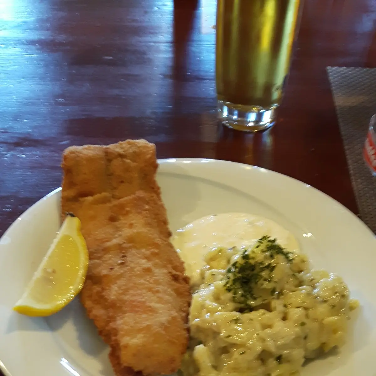 Frisch Mit Kartoffelsalat Und Sauce Tartare