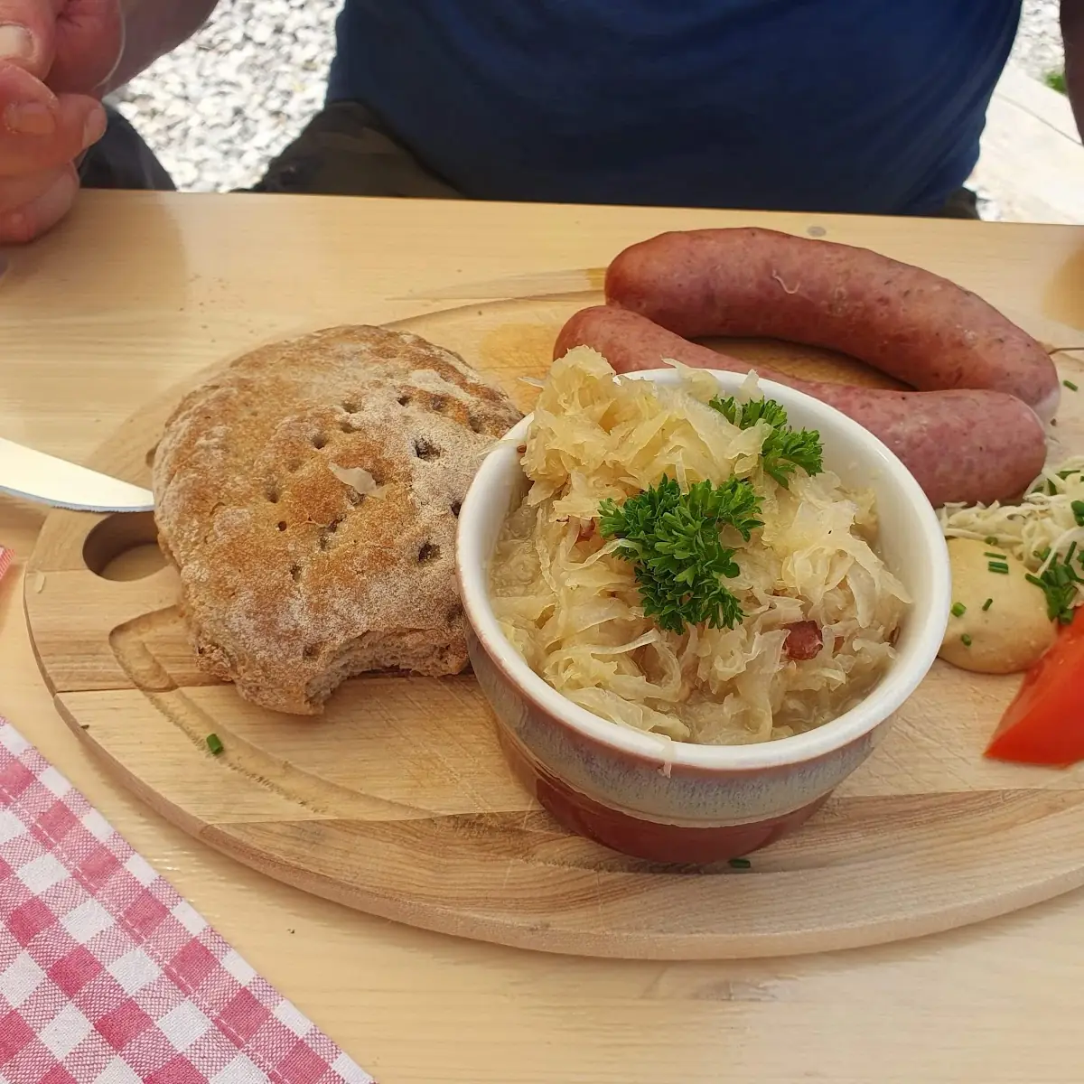 Hauswurst Mit Sauerkraut