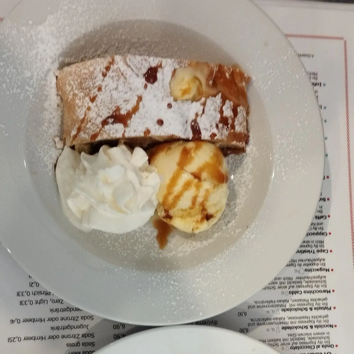 Apfelstrudel Mit Vanille Eis