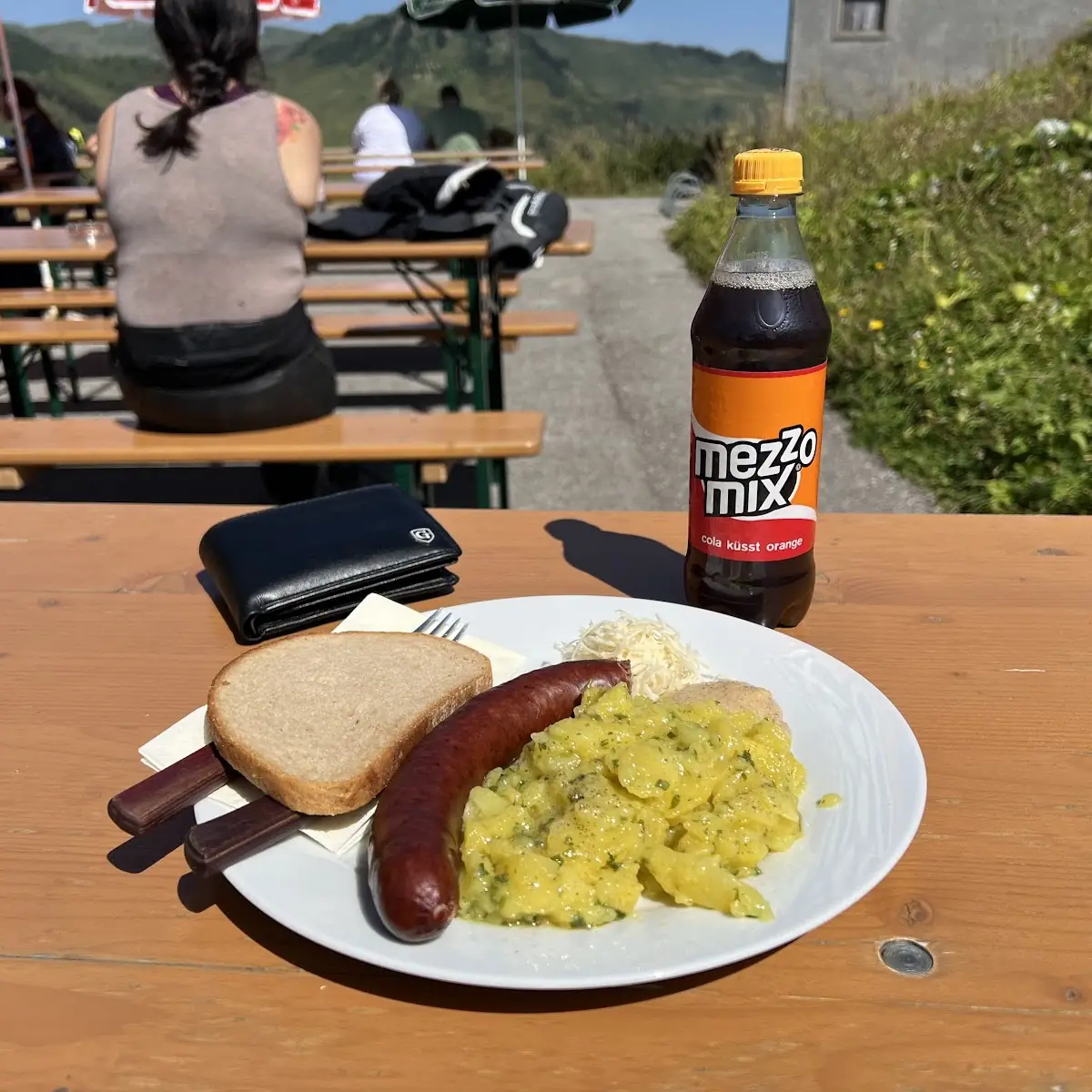 Bratwurst Mit Kartoffelsalat Und Brot