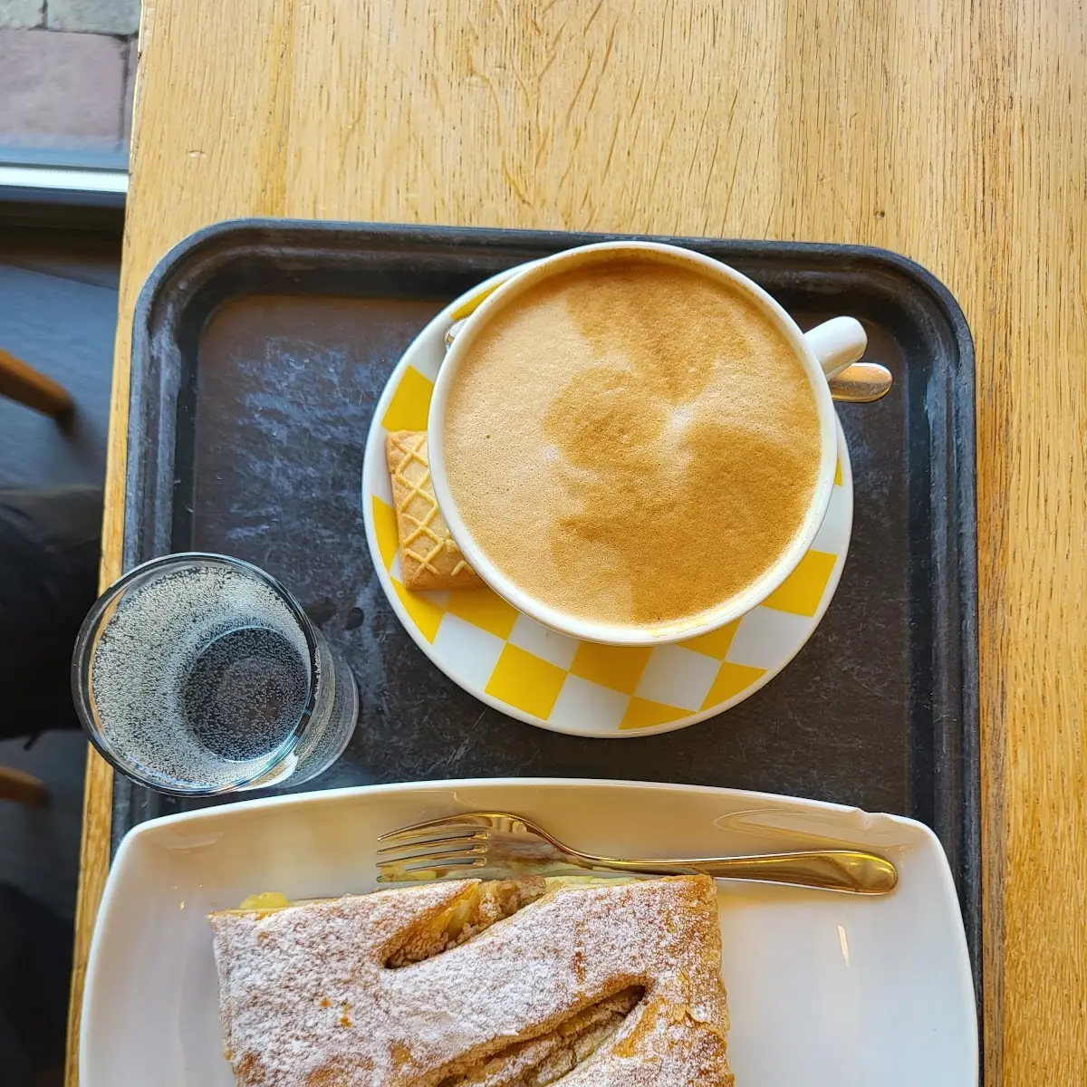 Cappuccino Mit Apfelstrudel